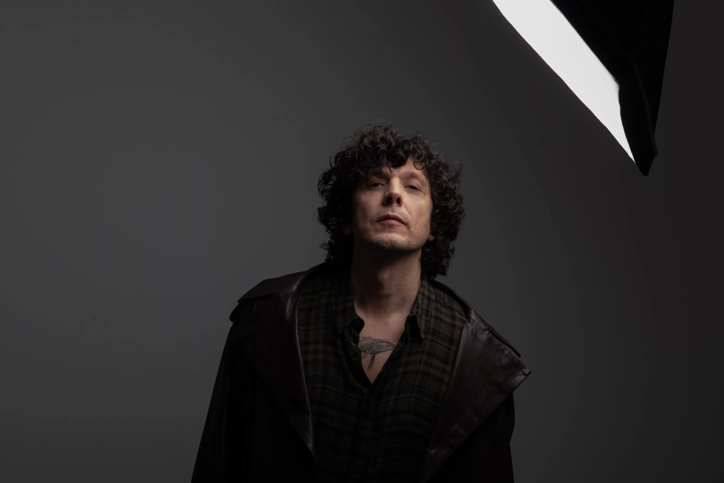 Ritratto fotografico sul set, con illuminazione da studio